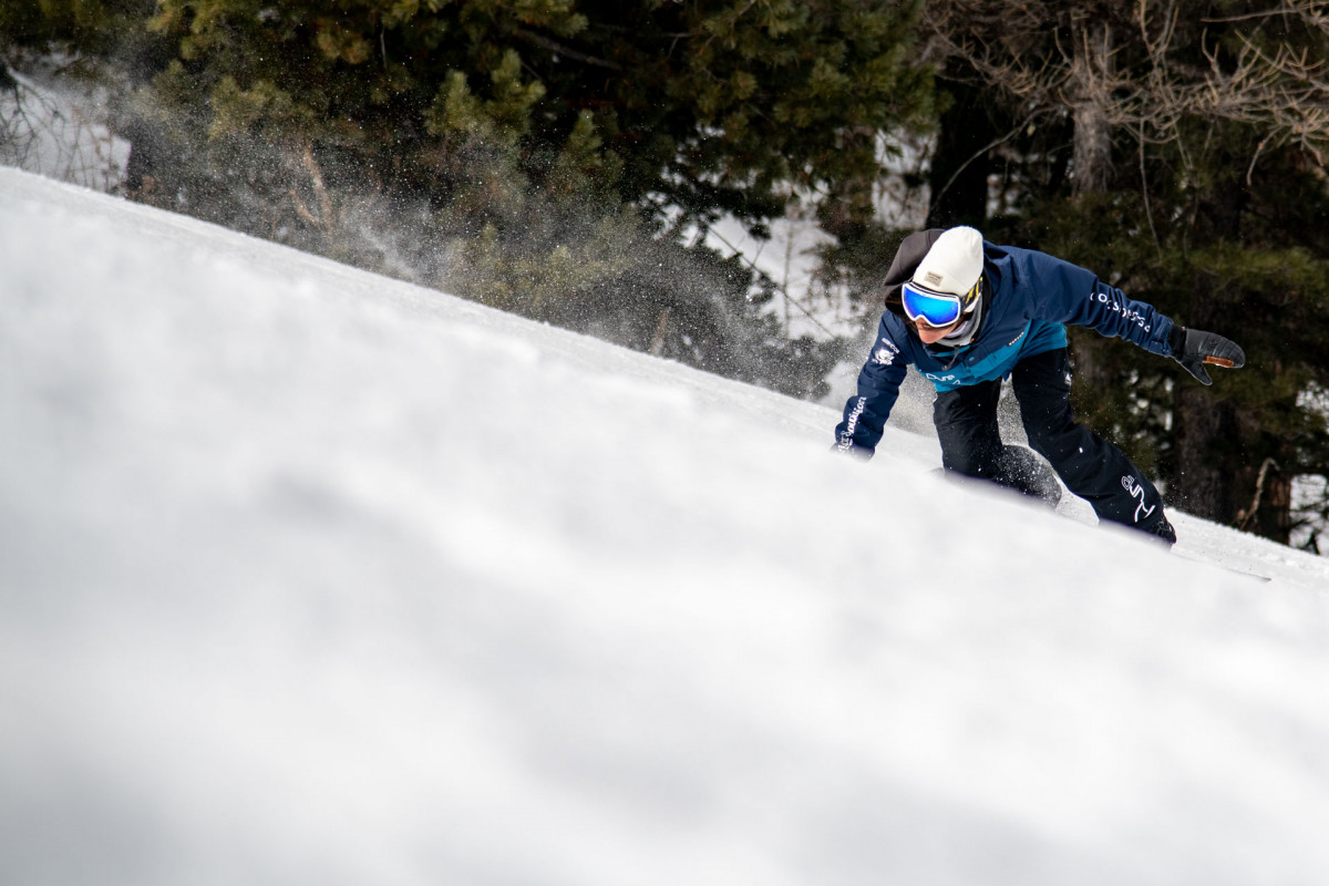 lucie-carving-snowboard