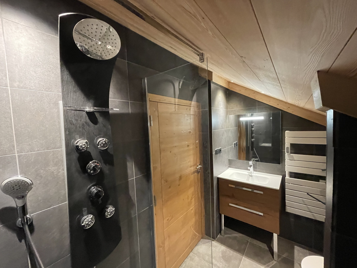 risoul_hebergement_century21_slp_immobilier_chaletlesoursons_salle_d_eau_sauna